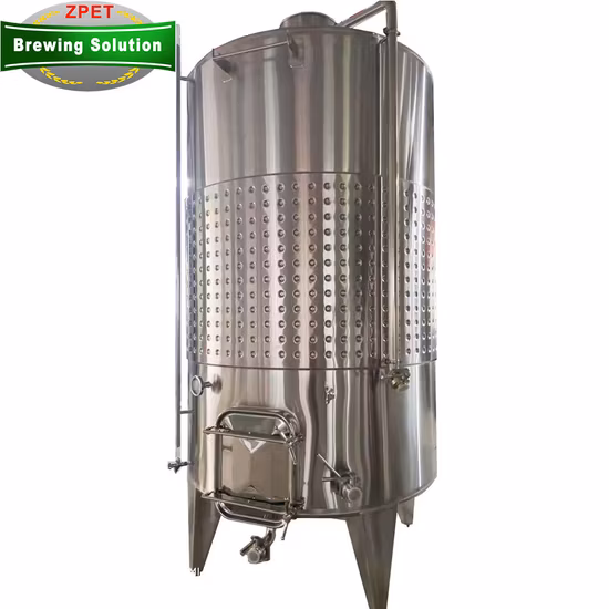Serbatoio di fermentazione del vino rosso con tubo di circolazione
